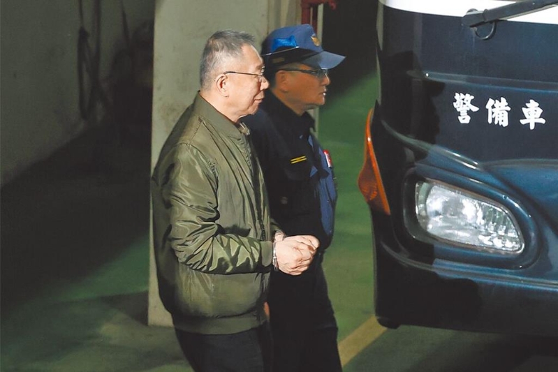 前民眾黨主席柯文哲（左）再被羈押，3日凌晨移送臺北看守所。