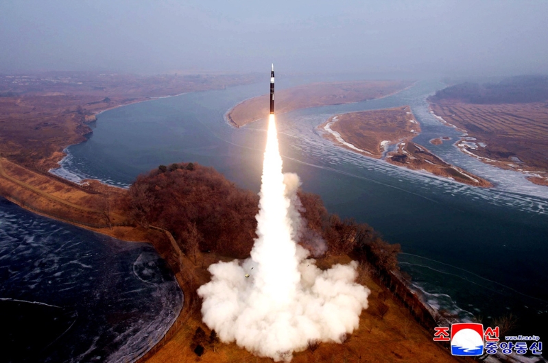 朝鮮官媒7日證實，6日成功試射飛行速度達12倍音速的新型中遠程彈道導彈。朝中社