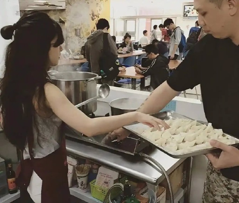 趙露思曾在學校擺攤賣餛飩。