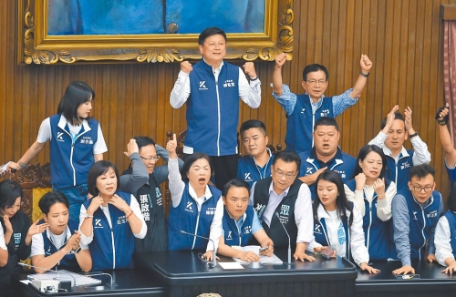 民進黨立法院黨團總召柯建銘喊「雙罷」，國民黨內傳出不能坐以待斃，必須「以罷制罷」。圖為在野黨立委。（本報資料照片）