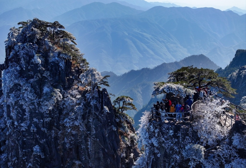 安徽黃山以陡峭山脈、怪石嶙峋聞名。（新華社）