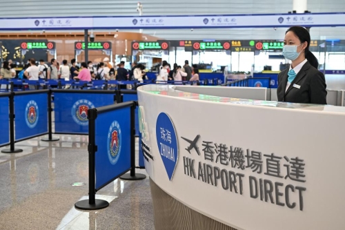 港珠澳大橋珠海公路口岸內設有“經珠港飛”前置服務柜枱。