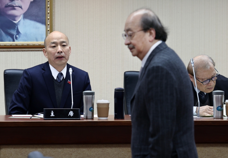 韓國瑜（左）9日召集各黨團研商有關“行政院”針對“立法院”三讀通過修正“憲法訴訟法第4條、第30條及第95條”移請“立法院”覆議案，民進黨團總召柯建銘（中右）出席。
