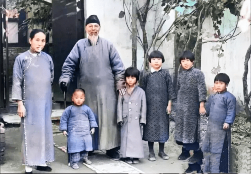 齊白石和妻子兒女在北京的合影，左側妻子胡寶珠。