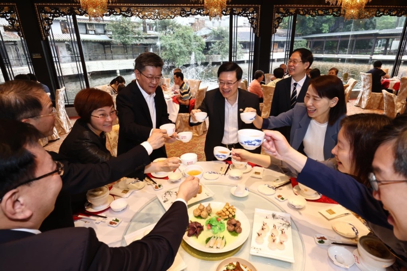 廣州老字號粵菜2025｜4. 泮溪酒家 2023年4月24日，香港行政長官李家超和廣州市長郭永航相約在泮溪酒家飲早茶。（圖片來源：李家超@facebook）