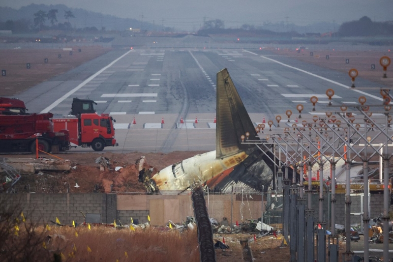 飛機尾部受撞擊脫落。(路透社)