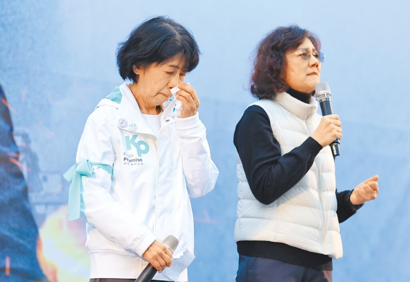 前民眾黨主席柯文哲的夫人陳佩琪（左），在柯妹柯美蘭（右）致詞時數度落淚。