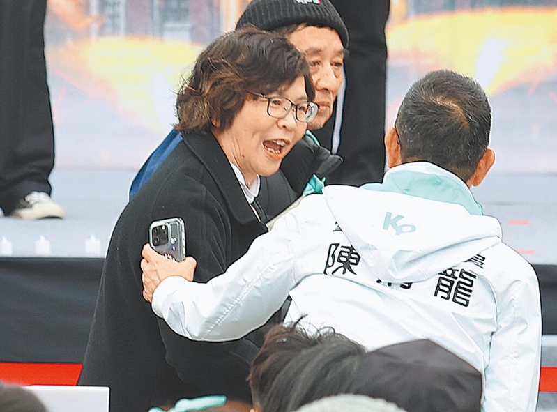 民眾黨11日舉行“111拒絕綠色威權，還我司法正義”集會活動，前“立委”蔡壁如（左）出席。