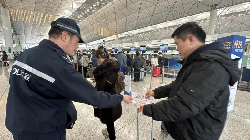 東南亞國家賣豬仔騙案再現，警方日前聯同入境處于機場離港層向出發往柬埔寨、泰國等東南亞國家旅客派防騙傳單，提醒市民提高警惕。 警方fb圖片