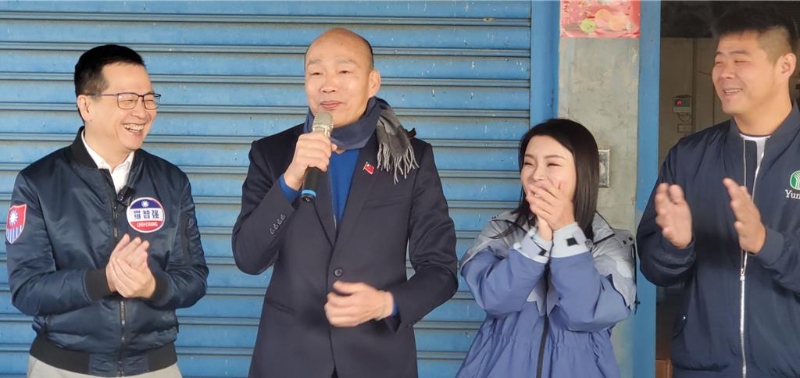 韓國瑜12日出席“立委”羅智強（左一）、張嘉郡（右二）在云林縣東勢鄉舉行的民主學?；顒臃窒韽恼洑v，提及他和柯建銘的對話，全場哄堂。