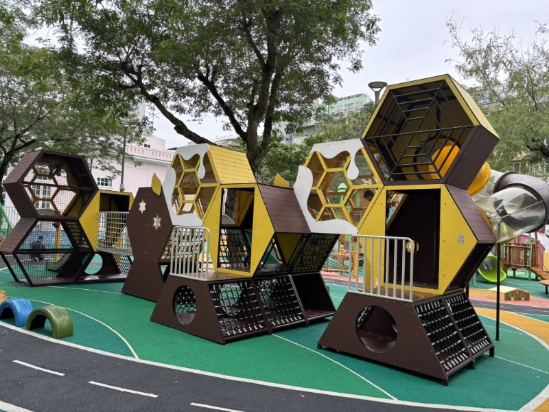 以自然叢林探險作主題的二龍喉公園兒童游樂場于2023年建造完成，設施仍很簇新。