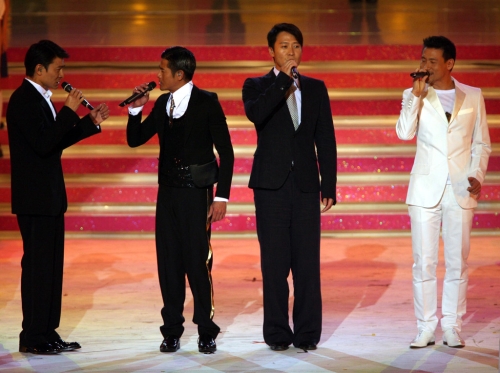 2007年香港四大天王劉德華、郭富城、黎明、張學友合唱《始終有你》。
