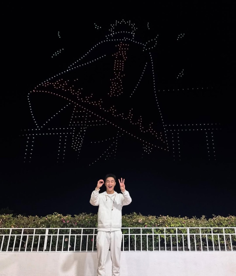 奚夢瑤安排無人機表演，何猷君開心打卡。