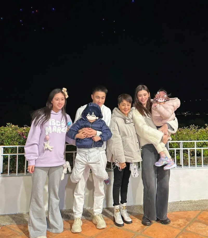 何猷君一家四口，以及媽媽梁安琪和妹妹何超欣。
