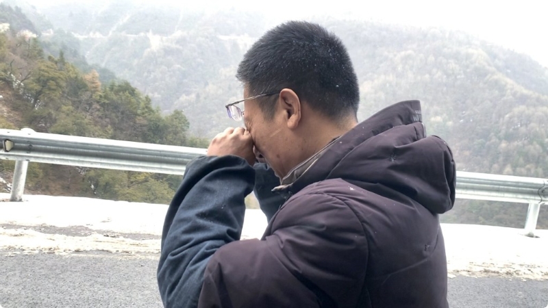 沒有雪中山路駕駛經驗的李師傅，被驚險路況嚇哭。.jpg