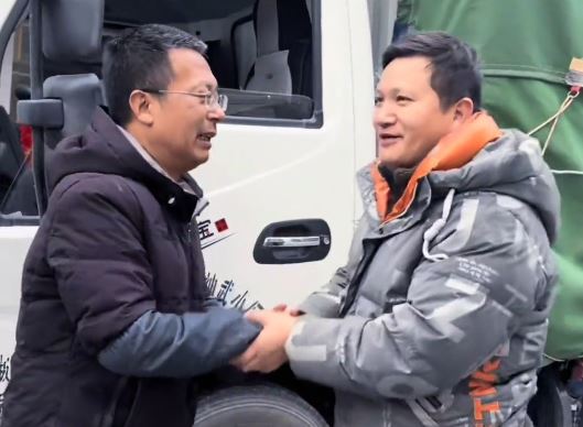 獲救的李師傅向恩人張林聰道謝.jpg