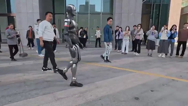 路人駐足圍觀機械人。