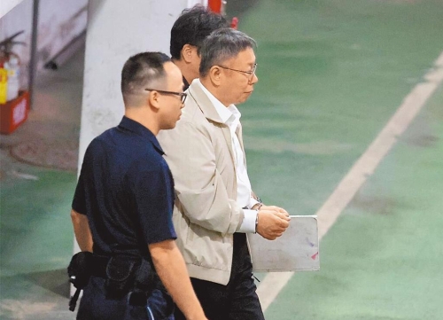 民眾黨前主席柯文哲（中）。