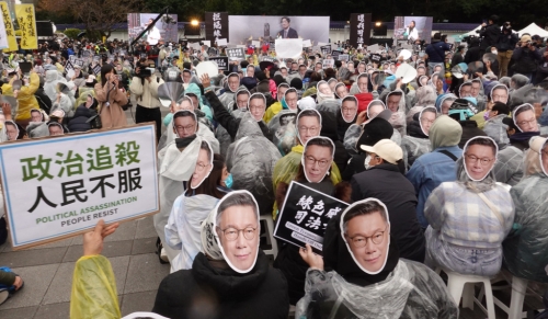 民眾黨11日在自由廣場前舉行“111拒絕綠色威權，還我司法正義”集會活動，出席民眾戴起柯文哲面具要求釋放柯，并抗議政治追殺。
