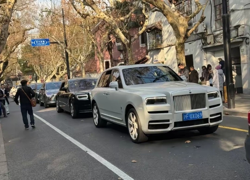 上海武康路近日出現江浙滬豪車團，惹人注目。