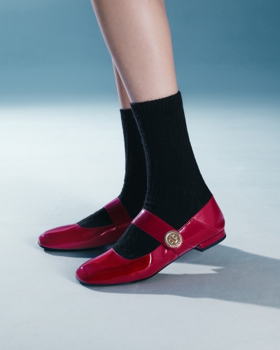Charles & Keith新春系列官網限定Yara漆面紅色瑪莉珍鞋$439。