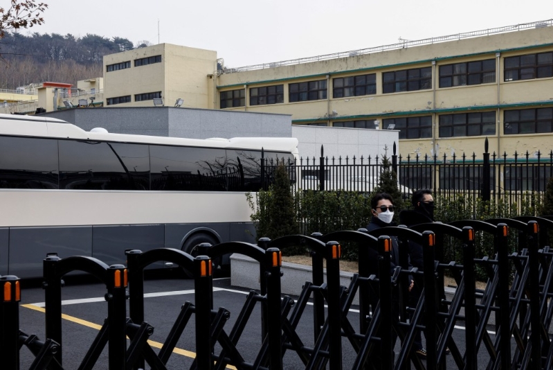 總統官邸泊有大巴士，阻擋公調處執行逮捕令。路透社