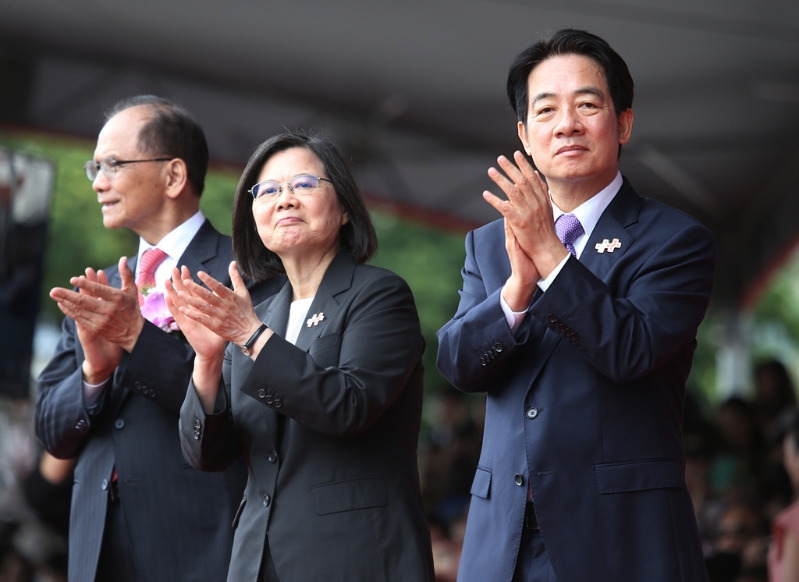 歷史哥指出，蔡英文(中)把權力交接給賴清德(右)后，民進黨機器有點跑不太起來。