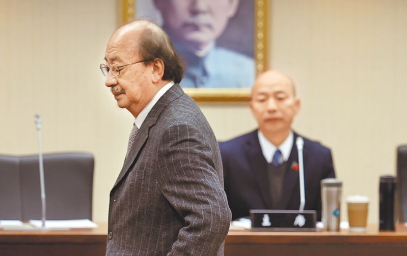 民進黨大罷免聲量并未因賴清德踩煞車而停止，今（15）日將串聯公布全國大罷免民調。圖為民進黨立法院黨團總召柯建銘（左）日前表示，罷免立法院長韓國瑜（右）是民進黨最基本原則。（本報資料照片）