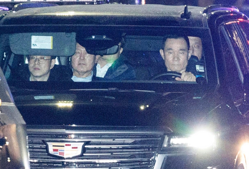 尹錫悅（左二）15日被捕后接受CIO首日偵訊結束，深夜移送首爾拘留所。美聯社.jpg