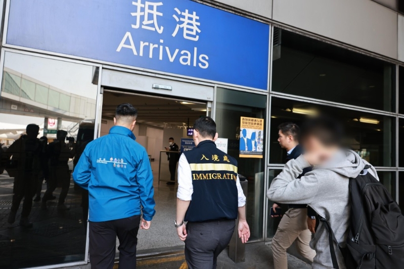 保安局聯同警隊及入境處到機場跟進，確認被救人士安全到埗。 保安局fb