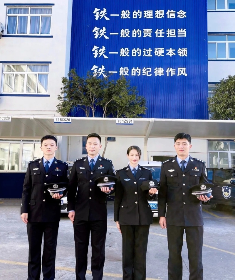 藍心妍身材高挑，適合穿上制服。