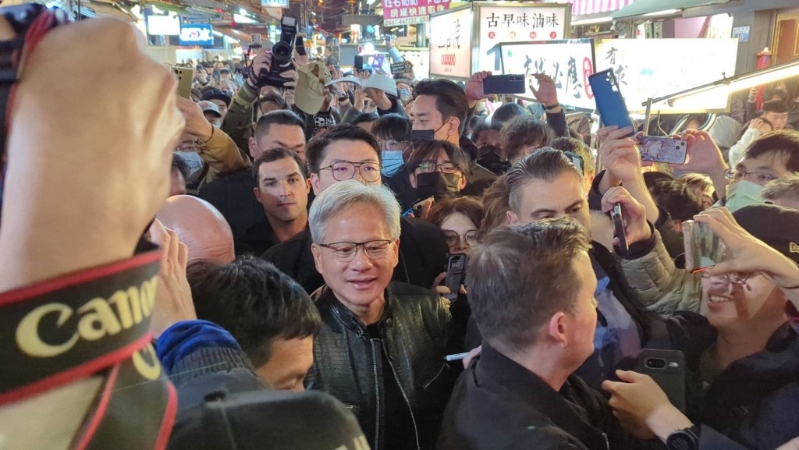 黃仁勛（前中）訪臺中逢甲夜市，被大批民眾包圍。中央社圖片