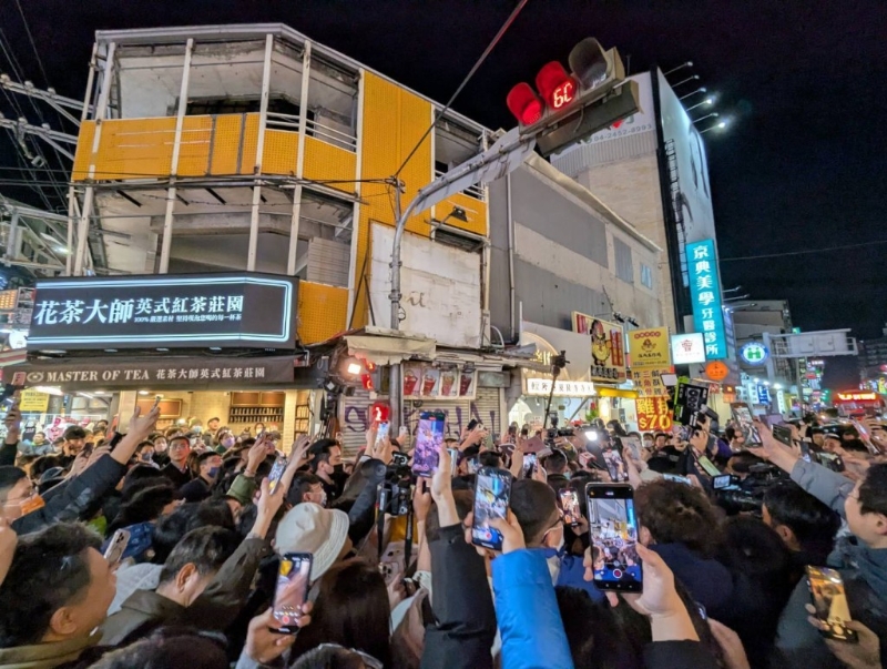 黃仁勛到訪臺中逢甲夜市，現場熱情群眾紛紛高舉手機搶拍黃仁勛。中央社圖片