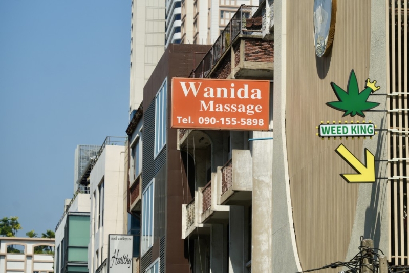 曼谷市中心的泰式按摩店一帶，據觀察不少店內也很「旺場」。