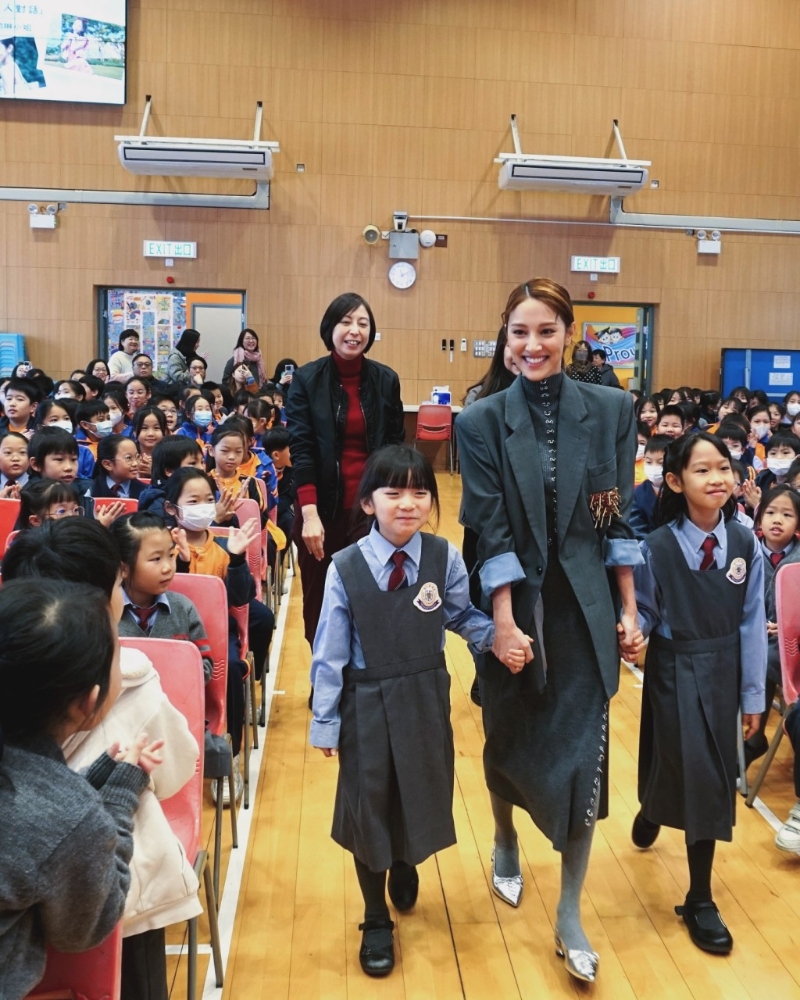 陳凱琳拖著兩名初小女學生步入禮堂時，獲全場拍手歡呼。