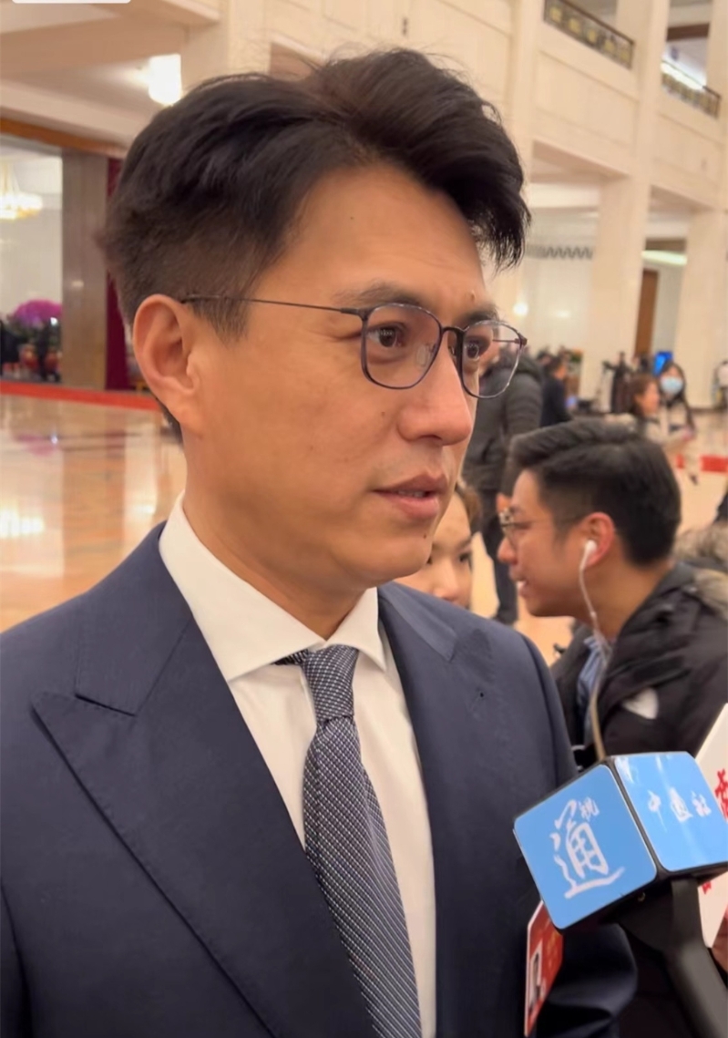 靳東是民盟北京市委副主委，全國政協委員。