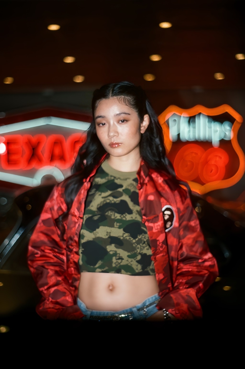 BAPE×CLOT系列唐裝外套簡單配襯牛仔褲，展現街頭時尚。