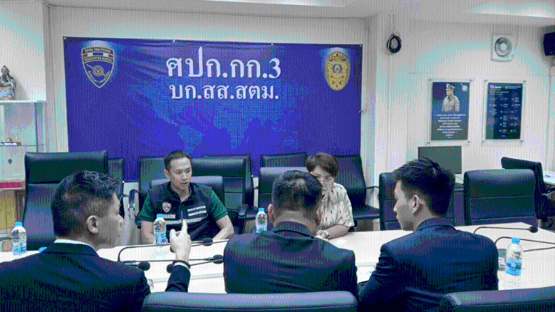 專責小組成員與泰國國家警察轄下移民拘留中心主管會面。 政府新聞處圖片