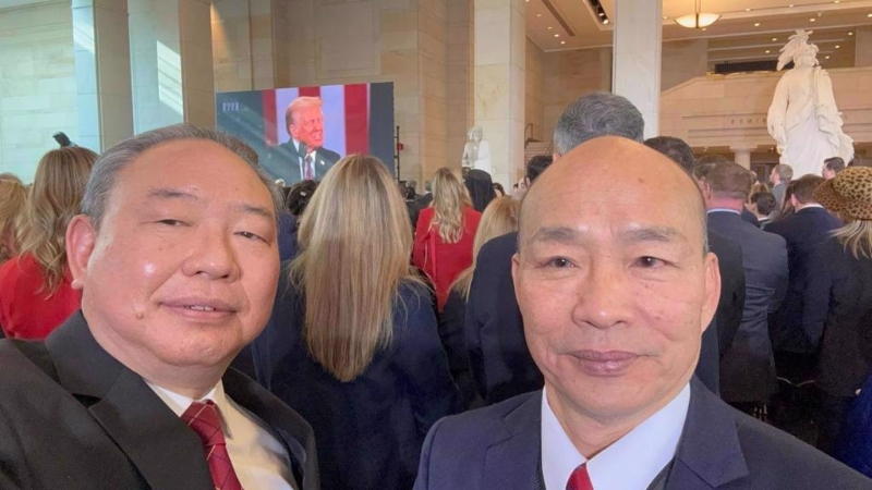 立法院長韓國瑜(右)與駐美代表俞大?(左)進入國會大廈觀禮，被贊譽為獲得近年最高規格待遇。（中天提供）