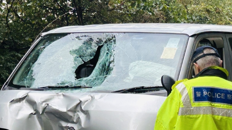 貨Van車頭凹陷損毀，擋風玻璃爆裂。
