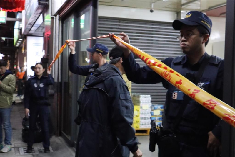 警方在被黑幫闖入開槍殺人的飲料批發店調查?！≈袝r