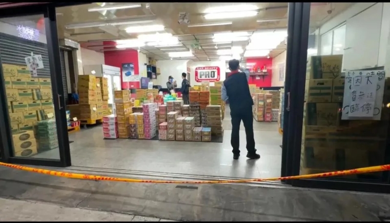 被黑幫闖入開槍殺人的飲料批發店?！≈袝r