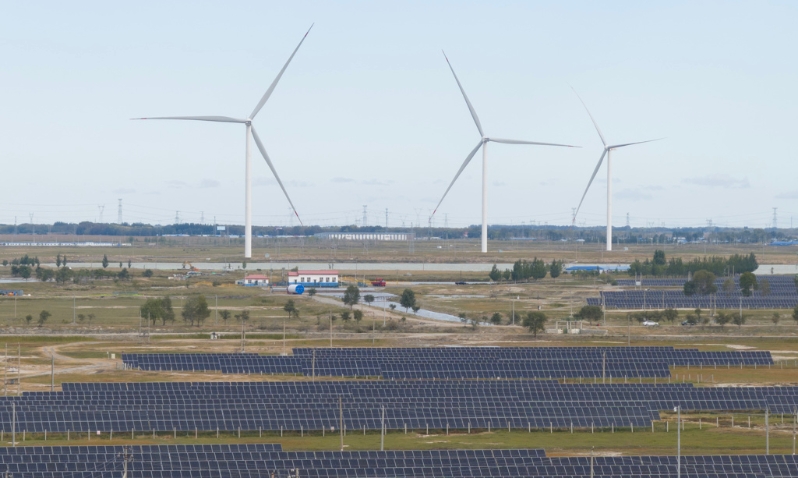中國大陸以風電、太陽能發電為主的新能源發電裝機規模次超過火電裝機規模，標志著新能源發展在中國大陸跨入歷史性新階段。（圖／新華社）