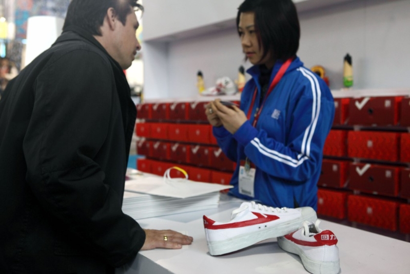 2009年，一名外國客商正在了解回力產品。 （新華社）