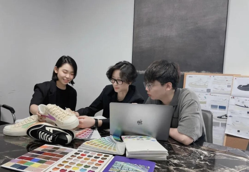 回力90后的設計師。 （網絡圖片）