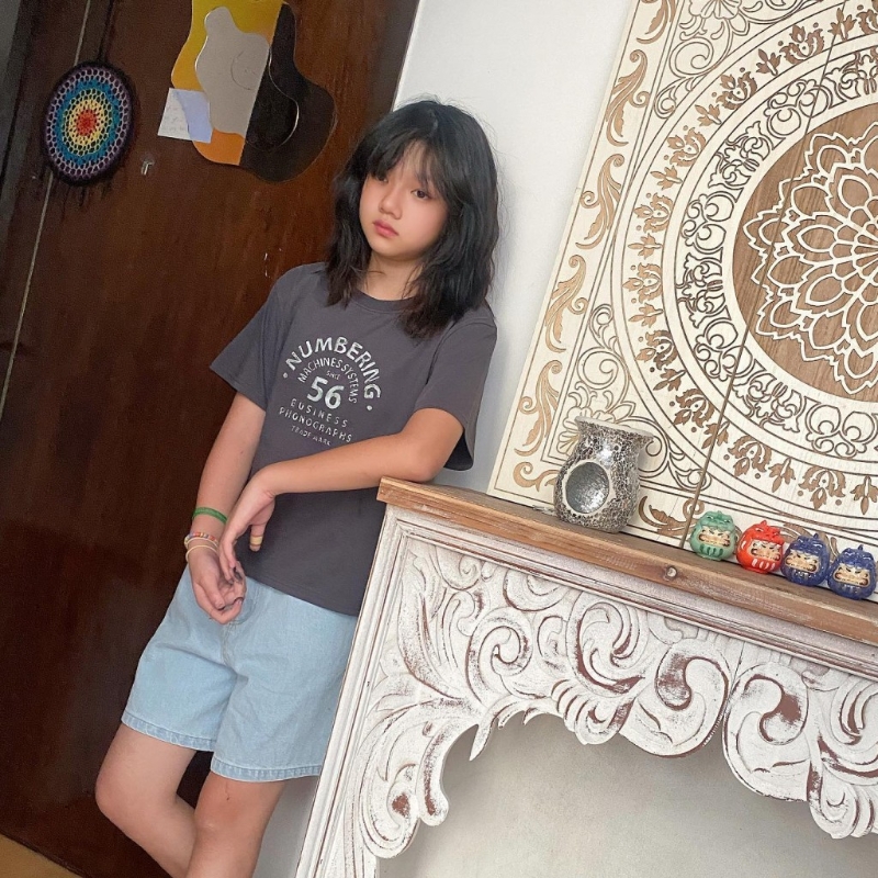 大女Hannah眼大大，五官精致。