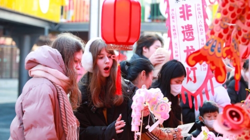 大量外國游客到中國體驗農歷新年氣氛。 新華社