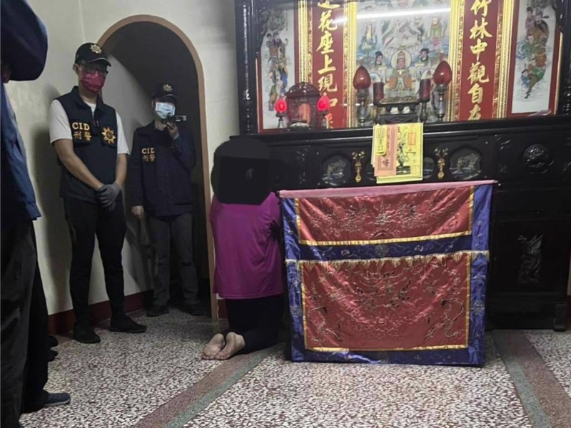 陳母誤信掏光口水可驅魔，竟讓丈夫及小兒子壓制陳男挖喉致死，事后長跪神明廳懺悔。