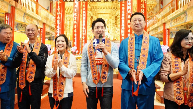 臺北市長蔣萬安1日走春行程中午來到信義區松山慈惠堂，藍營“立委”徐巧芯一同出席參拜。