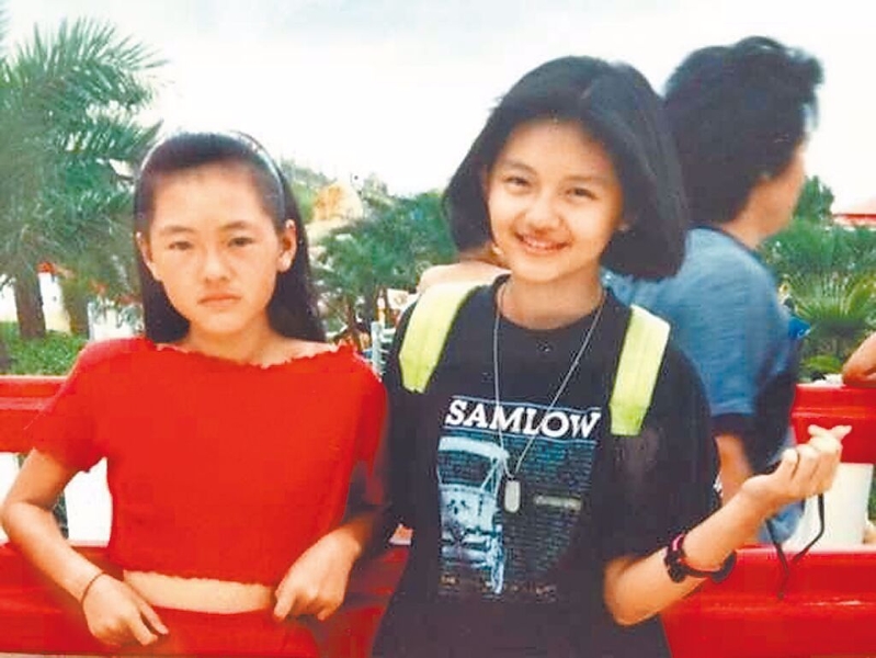 大S（右）和小S幼時的舊照。（圖／翻攝自大S 微博）